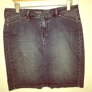 LIKE NEW Levi’s dark blue pencil skirt